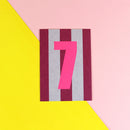 Postkarte Zahl 7, flieder/violett, Neon Pink