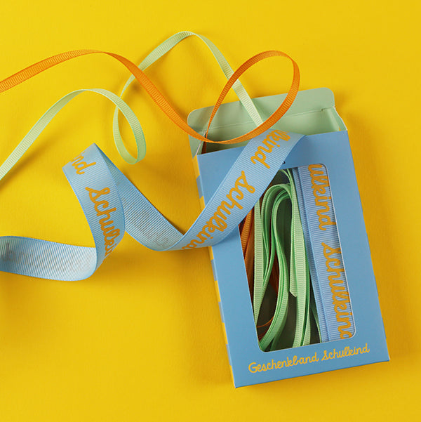 Geschenkband-Set „Schulkind“: Band 20mm in türkis mit Schrift in gelb und 2 Bänder 5mm gelb/mint, je 3m