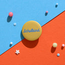 Button “Schulkind”, blau mit Hintergrund senf