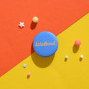 Button “Schulkind”, senf mit Hintergrund blau