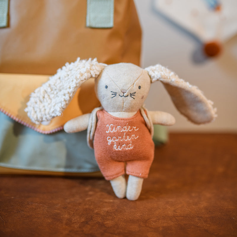 Hase “Kindergartenkind” mit Rucksack und Anzug in lachs