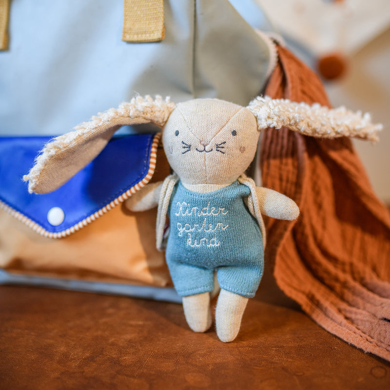 Hase “Kindergartenkind” mit Rucksack und Anzug in hellblau