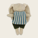 Hase “Kindergartenkind” mit Rucksack und Anzug in oliv