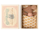 Schläfrige Babymaus in Matchbox - Rose