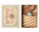 Schläfrige Babymaus in Matchbox - Blau