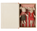 Weihnachts-Zwillingsmäuse, kleine Schwester und Bruder im Buch