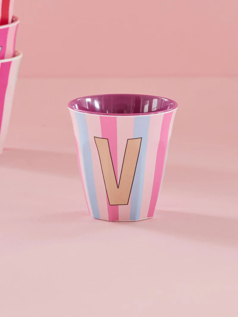 Großer Becher - Buchstabe V Mehrfarbig Stripes