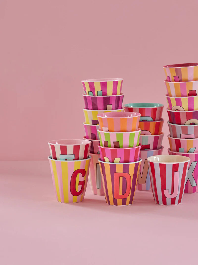 Großer Becher - Buchstabe V Mehrfarbig Stripes