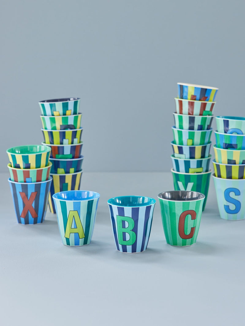 Großer Becher - Buchstabe T Stripes
