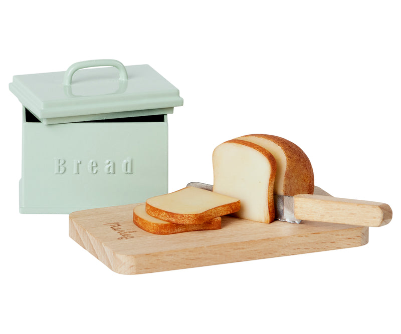Brotbox mit Schneidebrett und Messer